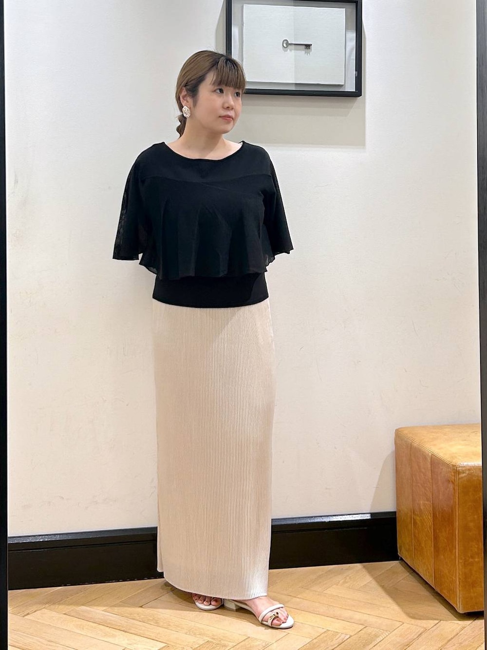 「ナチュラル、きれいめ、apart by lowrys、夏コーデ、お仕事コーデ_apart by lowrys、ニット、スカート、サンダル」｜「A part byのプリーツイージータイトスカート2（スカート、ホワイト系）」を使った、seさん（レディース・157cm）の夏コーディネートの1枚目の写真