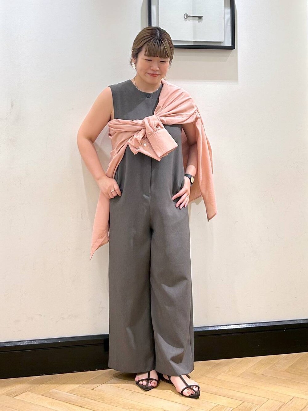 ピンク系のシャツ/ブラウス、ブラウン系のサンダル、グレー系のつなぎ/オールインワンを着用したレディースの夏コーディネートの1枚目の写真