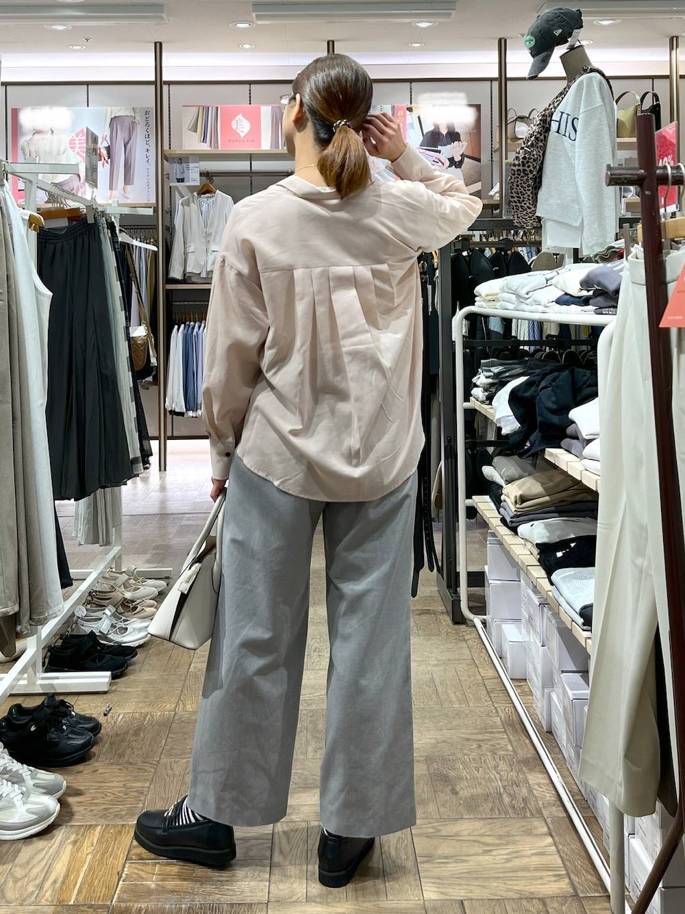 「高身長、体型カバー、ナチュラル、デート/ロマンティック、楽ちんコーデ、着痩せ、旅行、GLOBAL WORK、サマ見え_GLOBAL WORK、着痩せ・細見え、ローファー、Tシャツ、ネックレス、ショルダーバッグ、ノルマンディリネン」｜「GLOBAL WORKのエアかる厚底ローファー/136031（ローファー、ブラック系）」を使った、nibakeryさん（レディース・168cm）の春コーディネートの1枚目の写真
