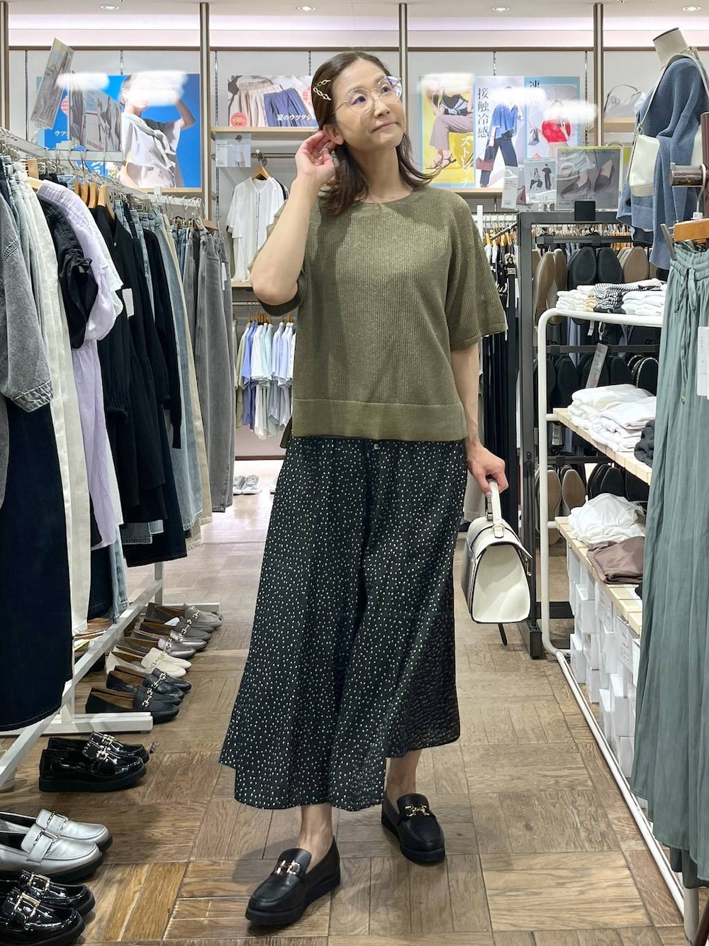 「ワイドパンツ、高身長、体型カバー、ナチュラル、デート/ロマンティック、楽ちんコーデ、着痩せ、旅行、GLOBAL WORK、サマ見え_GLOBAL WORK、着痩せ・細見え、厚底シューズ、ローファー、ショルダーバッグ、バッグ」｜「GLOBAL WORKのエアかる厚底ローファー/136031（ローファー、ブラック系）」を使った、nibakeryさん（レディース・168cm）の夏コーディネートの1枚目の写真