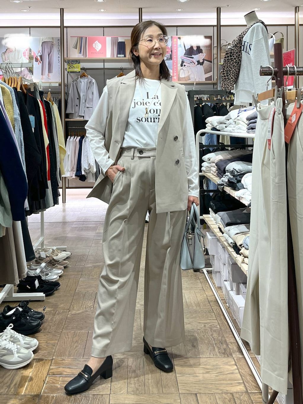 「ワイドパンツ、夏コーデ、高身長、体型カバー、ナチュラル、デート/ロマンティック、楽ちんコーデ、着痩せ、旅行、GLOBAL WORK、サマ見え_GLOBAL WORK、着痩せ・細見え、ローファー、ヘアアクセサリー、ネックレス」｜「GLOBAL WORKのらくっションヒールローファー/136033（ローファー、ブラック系）」を使った、nibakeryさん（レディース・168cm）の春コーディネートの1枚目の写真
