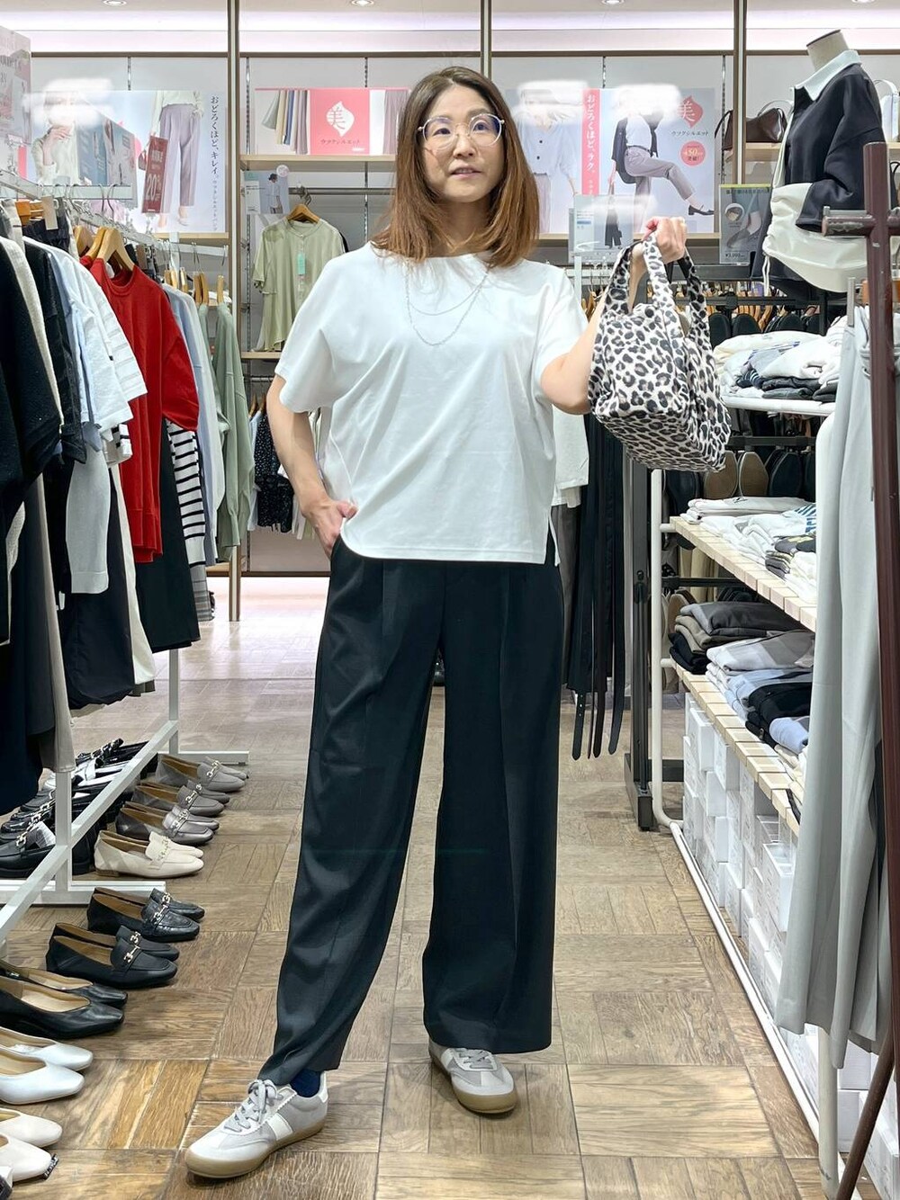 「高身長、体型カバー、ナチュラル、デート/ロマンティック、楽ちんコーデ、着痩せ、旅行、GLOBAL WORK、サマ見え_GLOBAL WORK、着痩せ・細見え、シンプルコーデ、Tシャツ、オーバーサイズ、スニーカー、夏コーデ」｜「GLOBAL WORKのエアかるクラシックスニーカー/135751（スニーカー、グレー系）」を使った、nibakeryさん（レディース・168cm）の春コーディネートの1枚目の写真