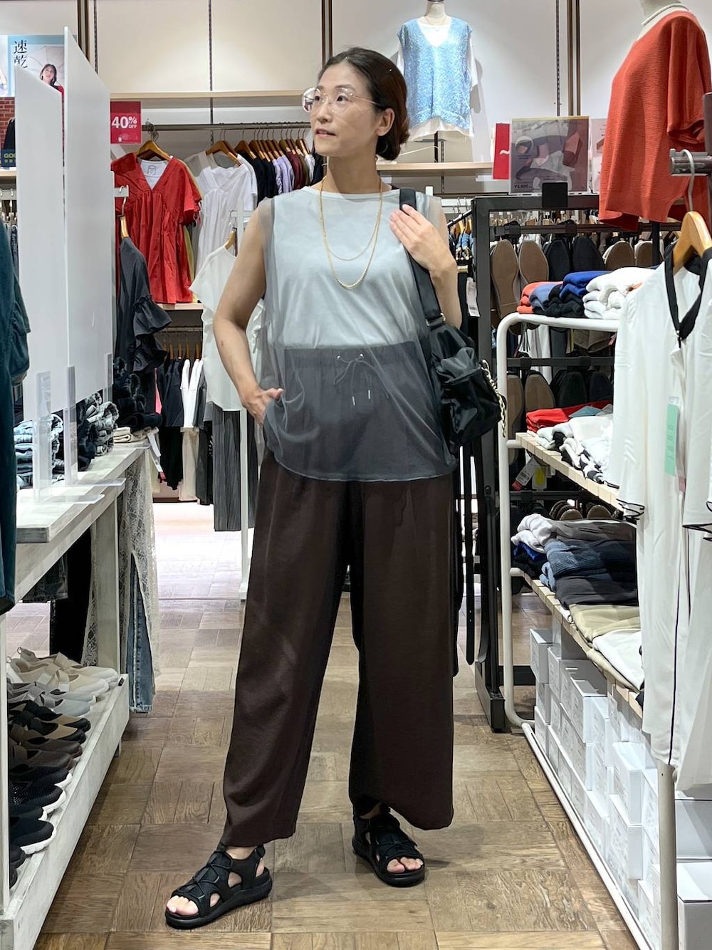 「着痩せ、旅行、GLOBAL WORK、サマ見え_GLOBAL WORK、着痩せ・細見え、高身長、体型カバー、ナチュラル、デート/ロマンティック、楽ちんコーデ、夏コーデ、ヘアアクセサリー、ネックレス、ショルダーバッグ、サンダル」｜「GLOBAL WORKのニュアンスメタルヘアバンス/145132（バレッタ/ヘアクリップ、ゴールド系）」を使った、nibakeryさん（レディース・168cm）の秋コーディネートの1枚目の写真