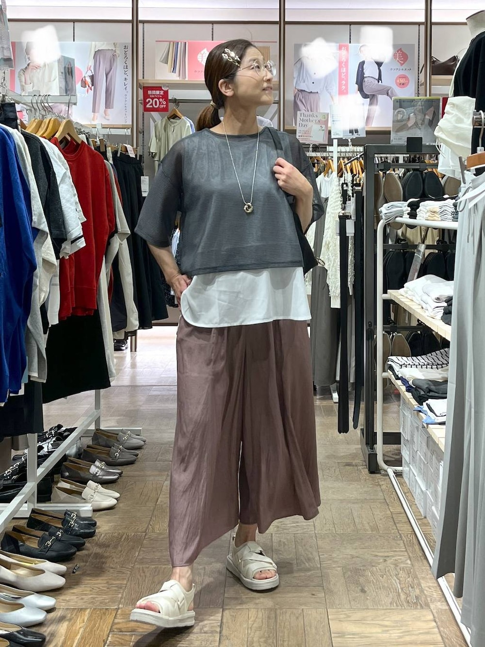 「ナチュラル、デート/ロマンティック、楽ちんコーデ、着痩せ、旅行、GLOBAL WORK、サマ見え_GLOBAL WORK、着痩せ・細見え、リラックス、夏コーデ、ワイドパンツ、シアートップス、ショルダーバッグ、サンダル、ネックレス」｜「GLOBAL WORKのさらさらリラックスフレアワイドパンツ/147675（その他パンツ、ピンク系）」を使った、nibakeryさん（レディース・168cm）の春コーディネートの1枚目の写真