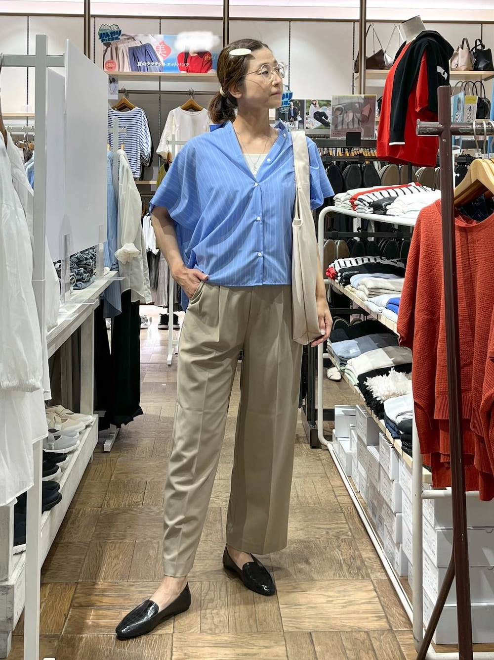 「旅行、高身長、体型カバー、ナチュラル、デート/ロマンティック、楽ちんコーデ、着痩せ、GLOBAL WORK、サマ見え_GLOBAL WORK、着痩せ・細見え、夏コーデ、シャツ、ウツクシルエットパンツ_GLOBAL WORK、ワイドパンツ、フラットシューズ」｜「GLOBAL WORKのらくっション踏めるバブーシュ/136007（その他シューズ、ブラック系）」を使った、nibakeryさん（レディース・168cm）の夏コーディネートの1枚目の写真