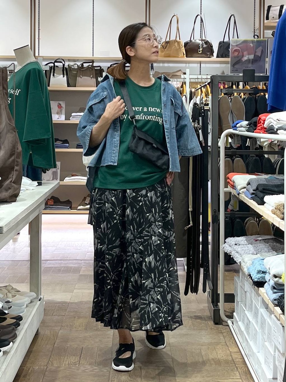 ブラック系のスニーカー、ブルー系のシャツ/ブラウス、ブラック系のスカートを着用したレディースの秋コーディネートの1枚目の写真