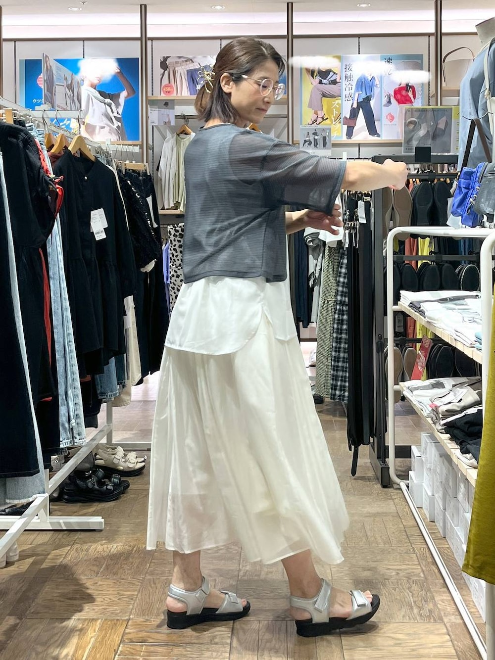 「サンダル、高身長、体型カバー、ナチュラル、デート/ロマンティック、楽ちんコーデ、着痩せ、旅行、GLOBAL WORK、サマ見え_GLOBAL WORK、着痩せ・細見え、夏コーデ、ヘアアクセサリー、ニット、タンクトップ」｜「GLOBAL WORKのニュアンスメタルヘアバンス/145132（バレッタ/ヘアクリップ、ゴールド系）」を使った、nibakeryさん（レディース・168cm）の夏コーディネートの1枚目の写真