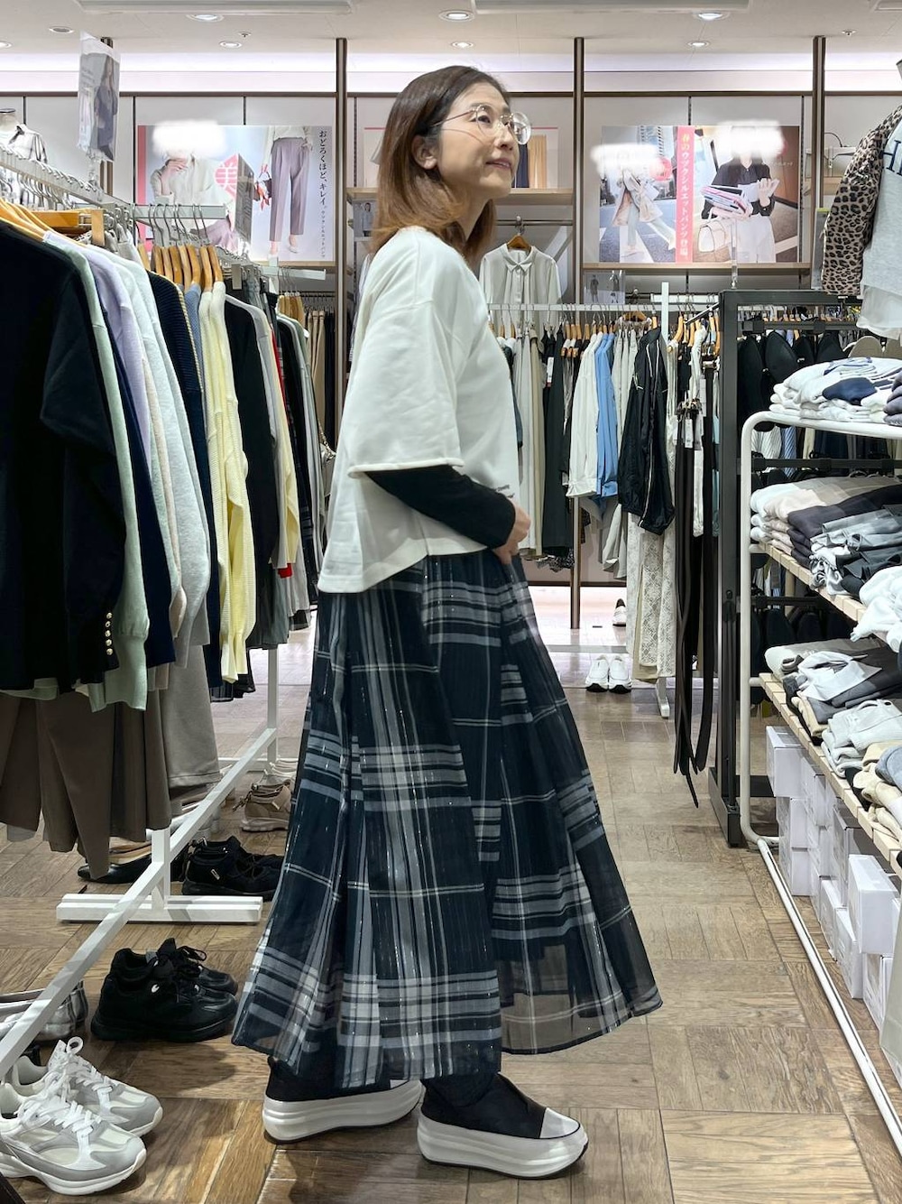 「高身長、体型カバー、ロンT、春コーデ、カジュアル、ナチュラル、デート/ロマンティック、楽ちんコーデ、着痩せ、旅行、GLOBAL WORK、サマ見え_GLOBAL WORK、着痩せ・細見え、厚底シューズ、スリッポン」｜「GLOBAL WORKのエアかる厚底スリッポン/135743（スリッポン、ブラック系）」を使った、nibakeryさん（レディース・168cm）の春コーディネートの1枚目の写真