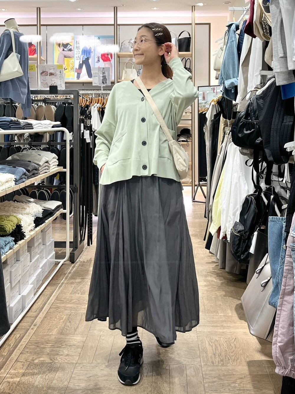 「着痩せ・細見え、高身長、体型カバー、ナチュラル、デート/ロマンティック、楽ちんコーデ、着痩せ、旅行、GLOBAL WORK、サマ見え_GLOBAL WORK、軽量、スカート、タンクトップ、夏コーデ、ニット」｜「GLOBAL WORKのエアリーリラックスフレアスカート/147678（スカート、ブラック系）」を使った、nibakeryさん（レディース・168cm）の春コーディネートの1枚目の写真