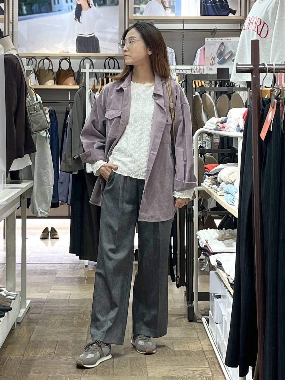 パープル系のシャツ/ブラウス、グレー系のその他パンツ、グレー系のスニーカーを着用したレディースの秋コーディネートの1枚目の写真