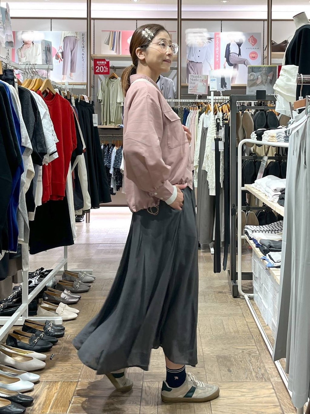 「高身長、旅行、着痩せ、シアートップス、体型カバー、ナチュラル、デート/ロマンティック、楽ちんコーデ、GLOBAL WORK、サマ見え_GLOBAL WORK、着痩せ・細見え、ニット、スニーカー、ショルダーバッグ、シャツ」｜「GLOBAL WORKのエアかるクラシックスニーカー/135751（スニーカー、ベージュ系）」を使った、nibakeryさん（レディース・168cm）の春コーディネートの1枚目の写真