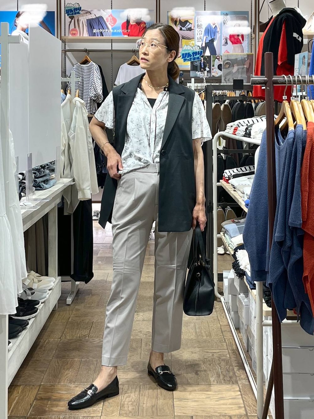 「高身長、体型カバー、ナチュラル、デート/ロマンティック、楽ちんコーデ、旅行、GLOBAL WORK、サマ見え_GLOBAL WORK、着痩せ・細見え、ローファー、夏コーデ、バッグ、ウツクシルエットパンツ_GLOBAL WORK、テーパードパンツ、ブラウス」｜「GLOBAL WORKのサイズ拡大/らくっション撥水2WAYローファー/131468（ローファー、ブラック系）」を使った、nibakeryさん（レディース・168cm）の夏コーディネートの1枚目の写真