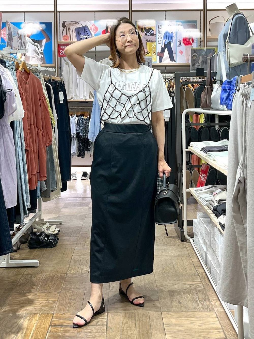 「高身長、体型カバー、ナチュラル、デート/ロマンティック、楽ちんコーデ、着痩せ、旅行、GLOBAL WORK、サマ見え_GLOBAL WORK、着痩せ・細見え、サンダル、ショルダーバッグ、Tシャツ、スカート、ウツクシルエット_GLOBAL WORK」｜「GLOBAL WORKのパールビスチェ/115641（ベスト、ブラック系）」を使った、nibakeryさん（レディース・168cm）の夏コーディネートの1枚目の写真