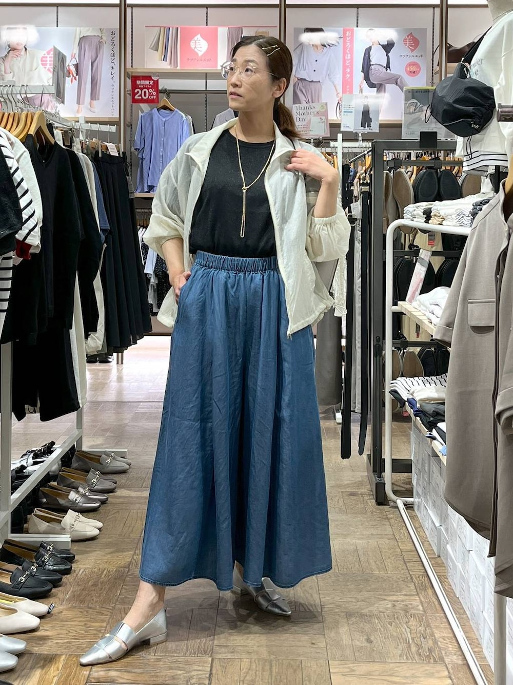 「ワイドパンツ、高身長、体型カバー、ナチュラル、デート/ロマンティック、楽ちんコーデ、着痩せ、旅行、GLOBAL WORK、サマ見え_GLOBAL WORK、着痩せ・細見え、パンプス、デニムパンツ、ニット、夏コーデ」｜「GLOBAL WORKのスペ軽撥水6ポケA4トート/234500（トートバッグ、シルバー系）」を使った、nibakeryさん（レディース・168cm）の春コーディネートの1枚目の写真