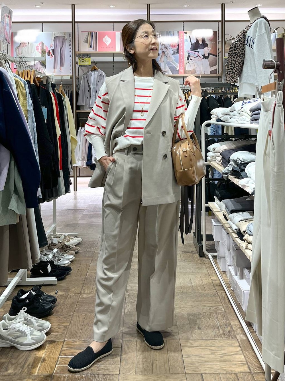 「高身長、旅行、フラットシューズ、ベスト、体型カバー、ナチュラル、デート/ロマンティック、楽ちんコーデ、着痩せ、GLOBAL WORK、サマ見え_GLOBAL WORK、着痩せ・細見え、ヘアアクセサリー、ネックレス、ニット」｜「GLOBAL WORKのニュアンスメタルヘアバンス/145132（バレッタ/ヘアクリップ、ゴールド系）」を使った、nibakeryさん（レディース・168cm）の春コーディネートの1枚目の写真