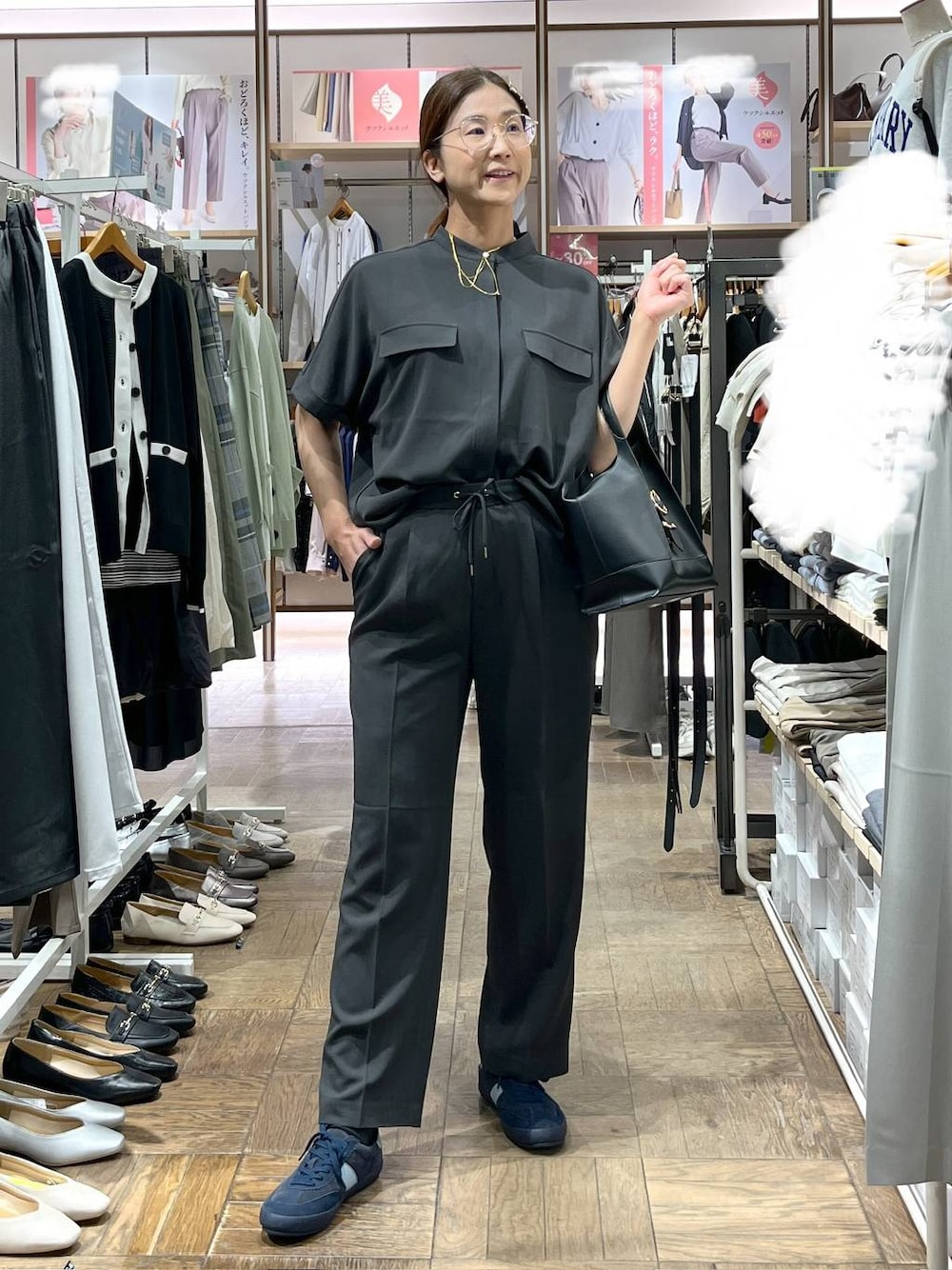 「高身長、体型カバー、ナチュラル、デート/ロマンティック、楽ちんコーデ、着痩せ、旅行、GLOBAL WORK、サマ見え_GLOBAL WORK、着痩せ・細見え、ショルダーバッグ、シャツ、セットアップ、ネックレス、スニーカー」｜「GLOBAL WORKのエアかるクラシックスニーカー/135751（スニーカー、ブルー系）」を使った、nibakeryさん（レディース・168cm）の春コーディネートの1枚目の写真
