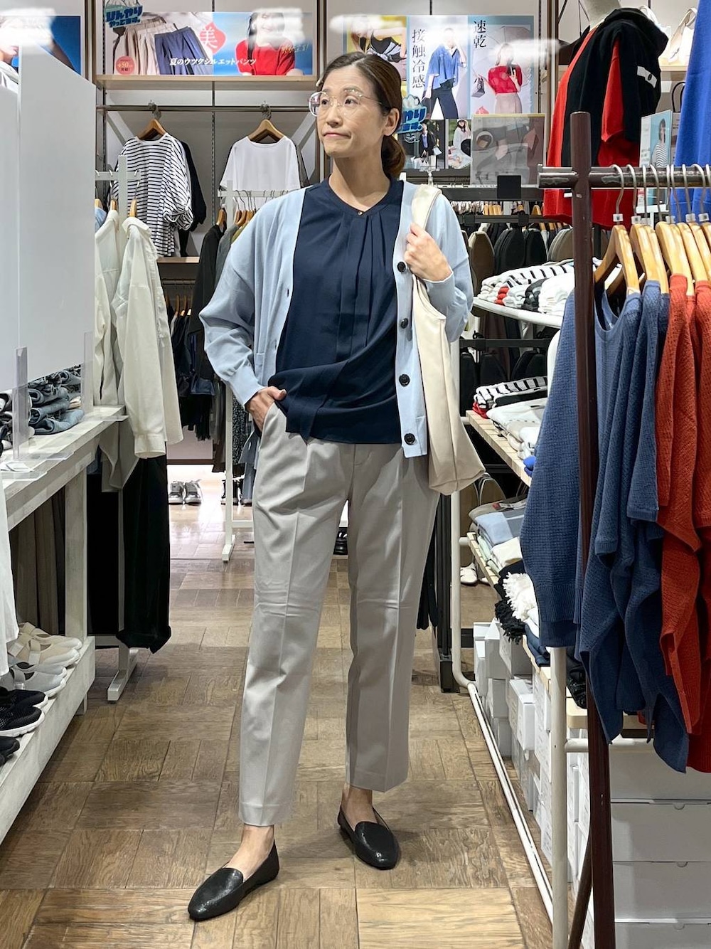「高身長、体型カバー、ナチュラル、デート/ロマンティック、楽ちんコーデ、着痩せ、旅行、GLOBAL WORK、サマ見え_GLOBAL WORK、着痩せ・細見え、夏コーデ、フラットシューズ、カーディガン、ブラウス、ウツクシルエットパンツ_GLOBAL WORK」｜「GLOBAL WORKのらくっション踏めるバブーシュ/136007（その他シューズ、ブラック系）」を使った、nibakeryさん（レディース・168cm）の夏コーディネートの1枚目の写真