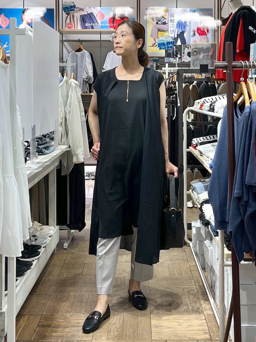 「着痩せ・細見え、夏コーデ、ローファー、ネックレス、タンクトップ、高身長、体型カバー、ナチュラル、デート/ロマンティック、楽ちんコーデ、着痩せ、旅行、GLOBAL WORK、サマ見え_GLOBAL WORK、ショルダーバッグ」｜「GLOBAL WORKのサイズ拡大/らくっション撥水2WAYローファー/131468（ローファー、ブラック系）」を使った、nibakeryさん（レディース・168cm）の夏コーディネートの1枚目の写真