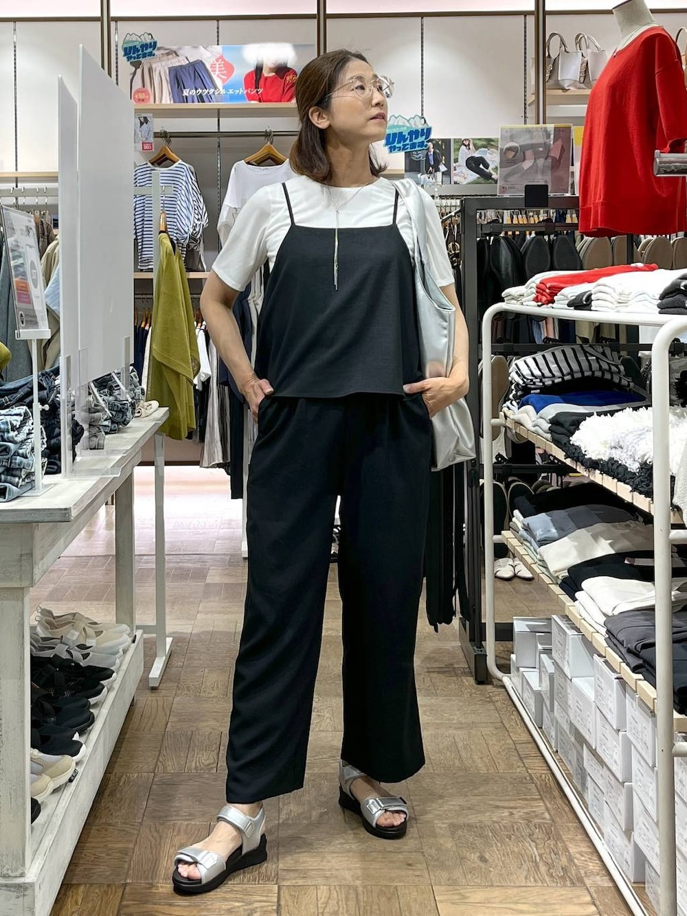 「楽ちんコーデ、着痩せ、高身長、体型カバー、ナチュラル、デート/ロマンティック、旅行、GLOBAL WORK、サマ見え_GLOBAL WORK、着痩せ・細見え、夏コーデ、ネックレス、サンダル、トートバッグ、Tシャツ」｜「GLOBAL WORKのステンレスバーネックレス/160620（ネックレス、グレー系）」を使った、nibakeryさん（レディース・168cm）の夏コーディネートの1枚目の写真