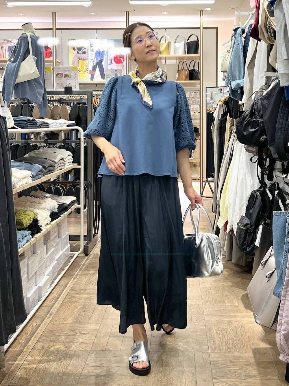 「高身長、着痩せ、体型カバー、楽ちんコーデ、ナチュラル、デート/ロマンティック、旅行、GLOBAL WORK、サマ見え_GLOBAL WORK、着痩せ・細見え、さらさらリラックス_GLOBAL WORK、ワイドパンツ、Tシャツ、夏コーデ、ボストンバッグ」｜「GLOBAL WORKのさらさらリラックスフレアワイドパンツ/147675（その他パンツ、ブルー系）」を使った、nibakeryさん（レディース・168cm）の夏コーディネートの1枚目の写真