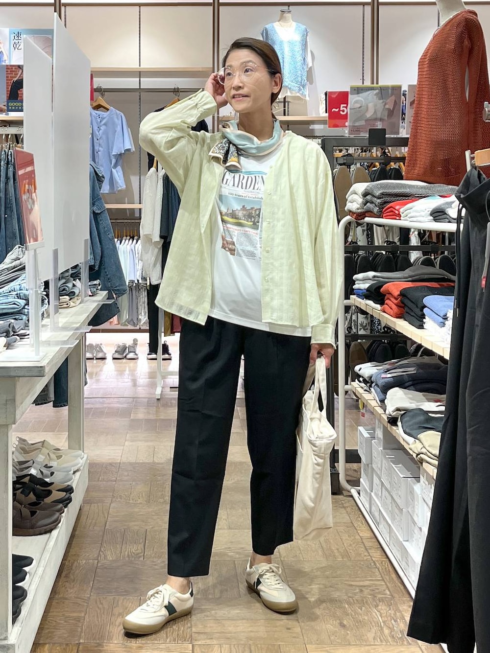 「高身長、体型カバー、ナチュラル、デート/ロマンティック、楽ちんコーデ、着痩せ、旅行、GLOBAL WORK、サマ見え_GLOBAL WORK、着痩せ・細見え、スニーカー、ウツクシルエットパンツ_GLOBAL WORK、テーパードパンツ、Tシャツ、シャツ」｜「GLOBAL WORKのエアかるクラシックスニーカー/135751（スニーカー、ベージュ系）」を使った、nibakeryさん（レディース・168cm）の夏コーディネートの1枚目の写真