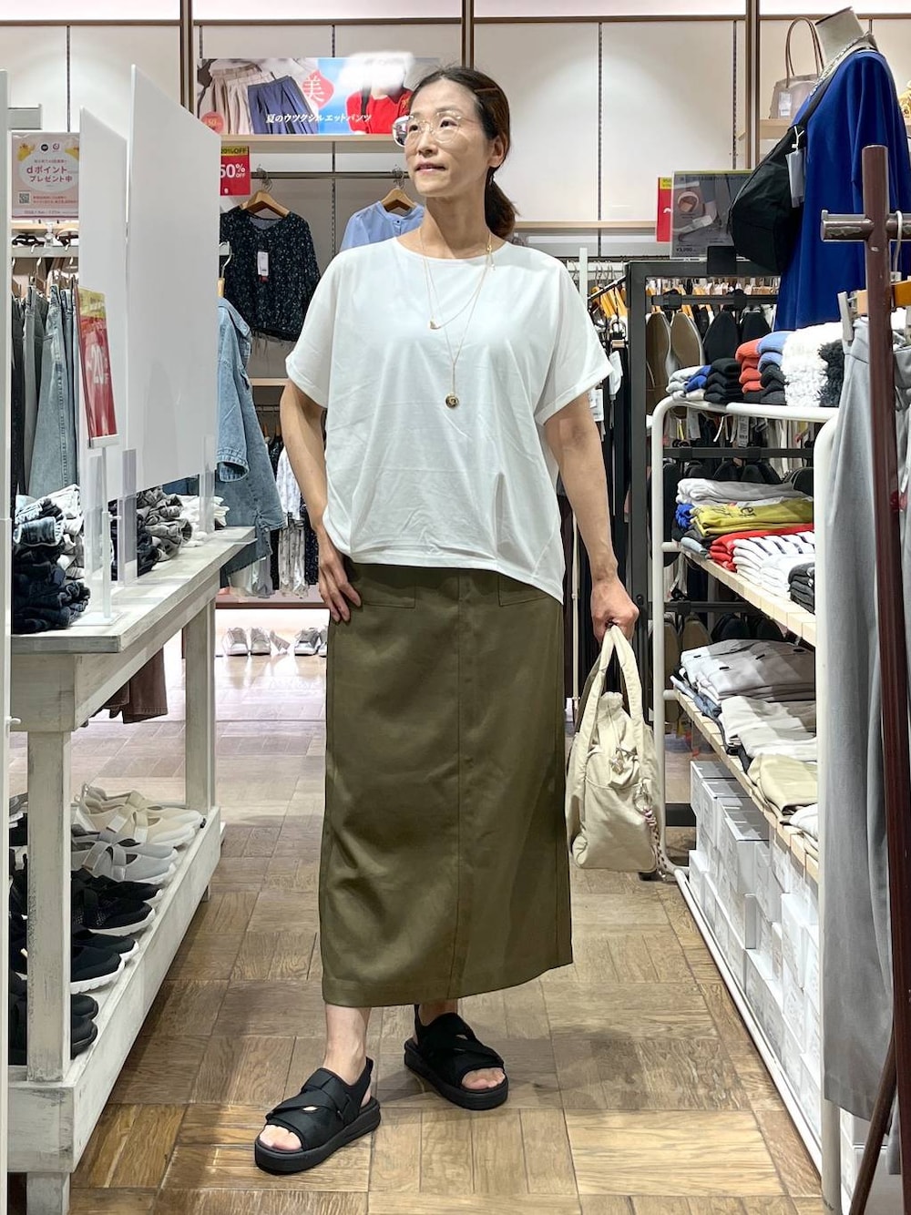 「高身長、体型カバー、ナチュラル、デート/ロマンティック、楽ちんコーデ、着痩せ、旅行、GLOBAL WORK、サマ見え_GLOBAL WORK、着痩せ・細見え、夏コーデ、Tシャツ、ネックレス、スカート、タンクトップ」｜「WINGのWingコラボ/Fffit エフィット/カップ付きタンク/291148（タンクトップ、ブラック系）」を使った、nibakeryさん（レディース・168cm）の夏コーディネートの1枚目の写真