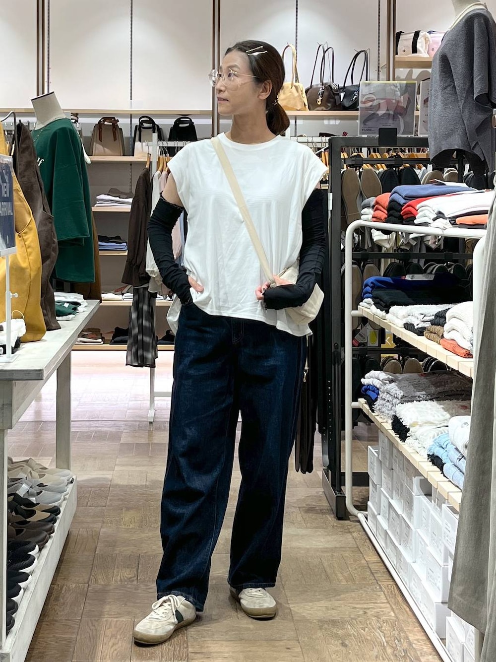「高身長、着痩せ・細見え、夏コーデ、秋コーデ、体型カバー、ナチュラル、デート/ロマンティック、楽ちんコーデ、着痩せ、旅行、GLOBAL WORK、サマ見え_GLOBAL WORK、デニムパンツ、ワイドパンツ、GOOD DENIM_GLOBAL WORK」｜「GLOBAL WORKのGOODデニムバギーパンツ/118365（デニムパンツ、ブルー系）」を使った、nibakeryさん（レディース・168cm）の秋コーディネートの1枚目の写真