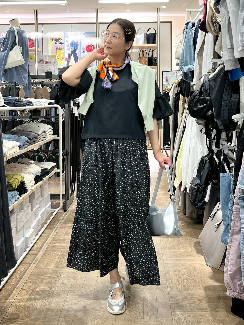 「高身長、体型カバー、ナチュラル、デート/ロマンティック、楽ちんコーデ、着痩せ、旅行、GLOBAL WORK、サマ見え_GLOBAL WORK、着痩せ・細見え、スカーフ、さらさらリラックス_GLOBAL WORK、ワイドパンツ、ショルダーバッグ、ニット」｜「GLOBAL WORKのさらさらリラックスフレアワイドパンツ/147675（その他パンツ、ブラック系）」を使った、nibakeryさん（レディース・168cm）の夏コーディネートの1枚目の写真