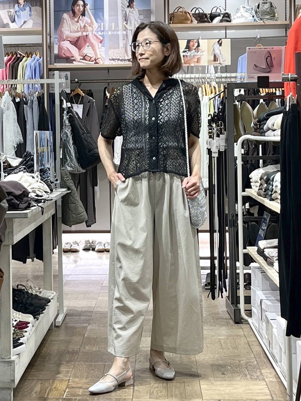 ベージュ系のその他パンツ、グレー系のタンクトップ、シルバー系のクラッチバッグを着用したレディースの夏コーディネートの1枚目の写真