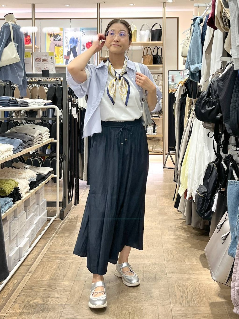 「旅行、GLOBAL WORK、サマ見え_GLOBAL WORK、着痩せ・細見え、高身長、体型カバー、ナチュラル、デート/ロマンティック、楽ちんコーデ、着痩せ、Tシャツ、さらさらリラックス_GLOBAL WORK、ワイドパンツ、ショルダーバッグ、スニーカー」｜「GLOBAL WORKのリッチクリーンプリントT半袖/147640（Tシャツ/カットソー、ホワイト系）」を使った、nibakeryさん（レディース・168cm）の春コーディネートの1枚目の写真