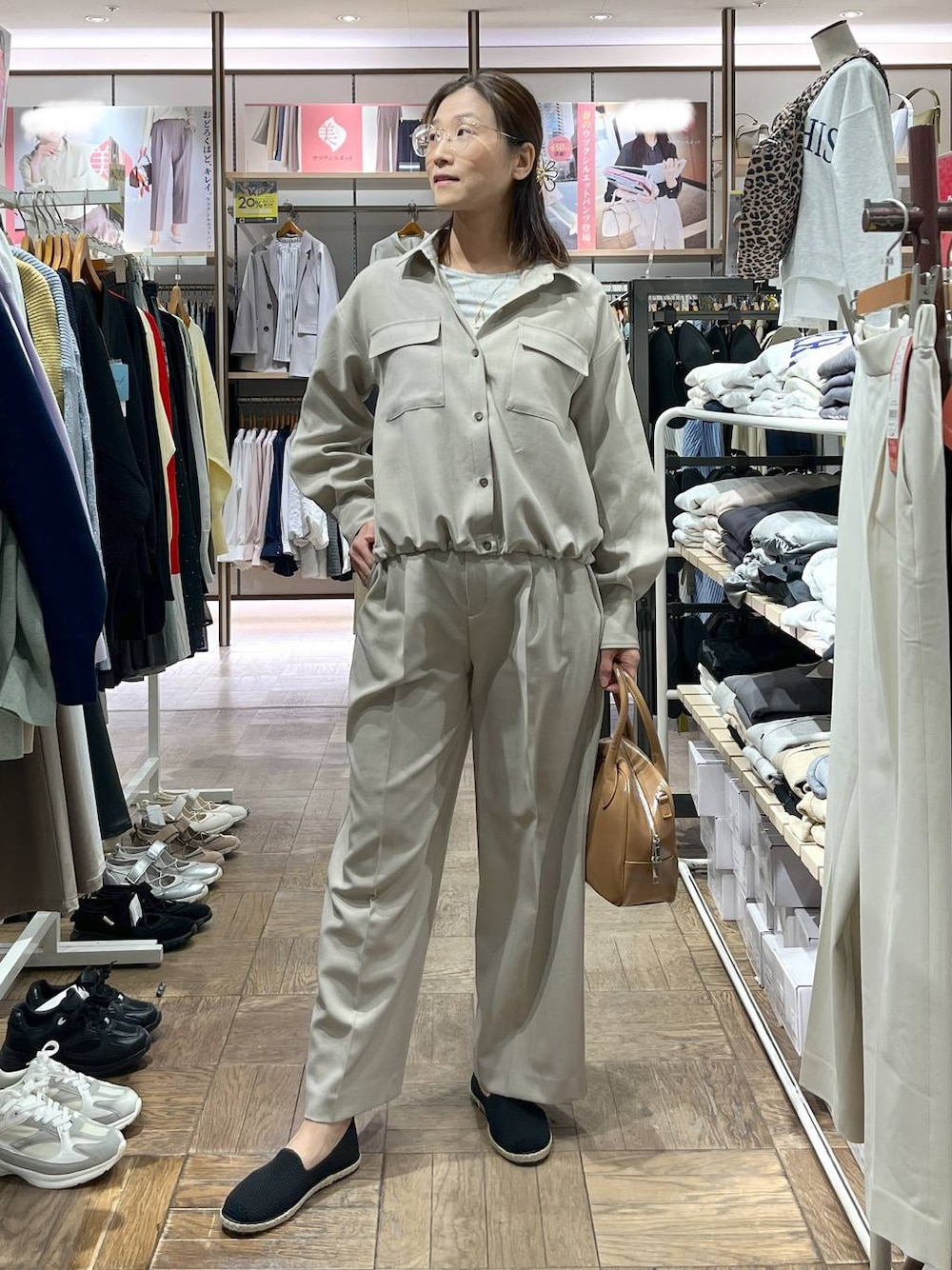 「高身長、体型カバー、ナチュラル、デート/ロマンティック、楽ちんコーデ、着痩せ、旅行、GLOBAL WORK、サマ見え_GLOBAL WORK、着痩せ・細見え、ヘアアクセサリー、セットアップ、ネックレス、ロンT、ボストンバッグ」｜「GLOBAL WORKのニュアンスメタルヘアバンス/145132（バレッタ/ヘアクリップ、ゴールド系）」を使った、nibakeryさん（レディース・168cm）の春コーディネートの1枚目の写真