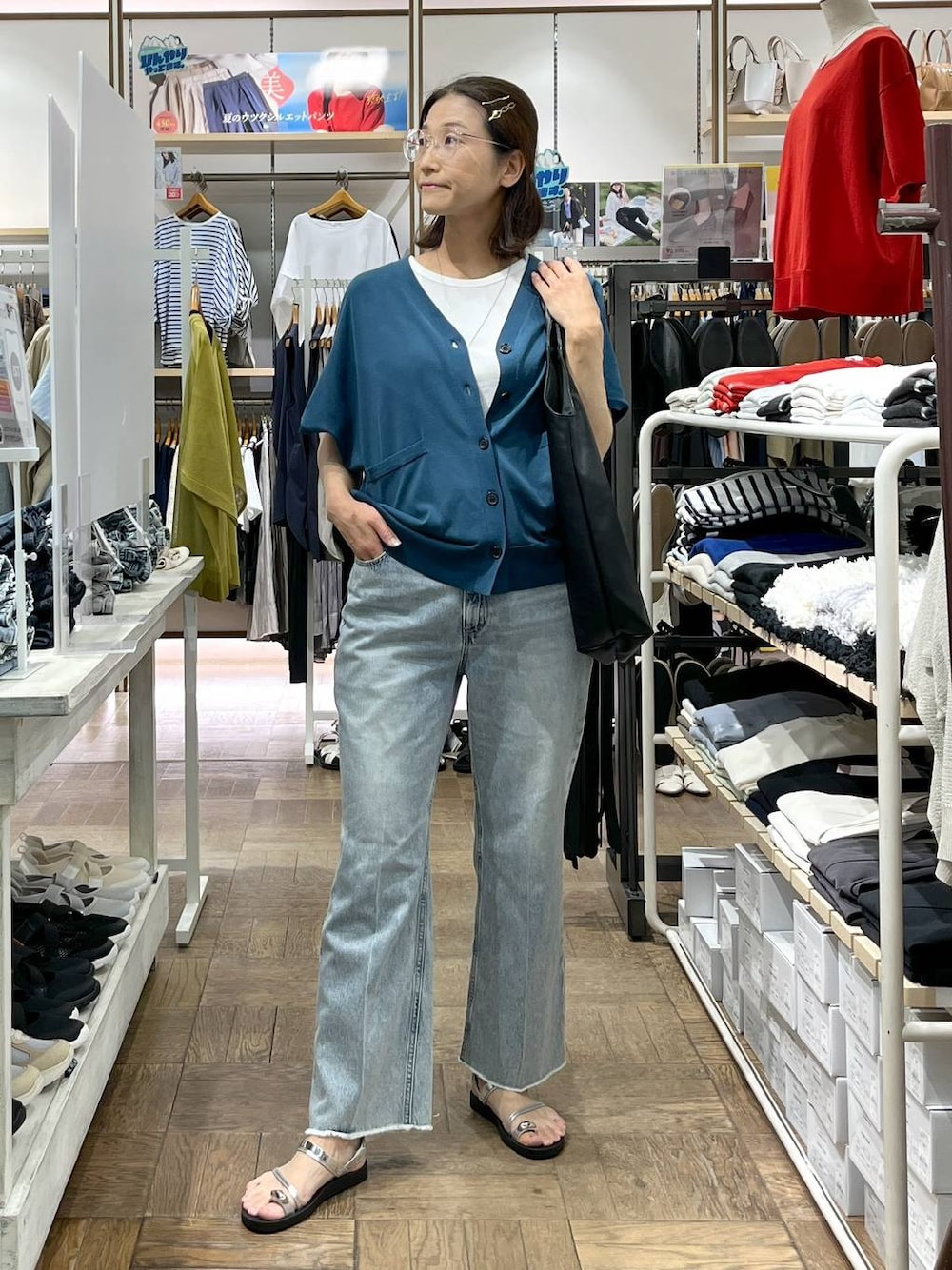 「高身長、体型カバー、ナチュラル、デート/ロマンティック、楽ちんコーデ、着痩せ、旅行、GLOBAL WORK、サマ見え_GLOBAL WORK、着痩せ・細見え、サンダル、デニムパンツ、フレアパンツ、ネックレス、タンクトップ」｜「GLOBAL WORKのGOODデニムフレアパンツ/209743（デニムパンツ、ブルー系）」を使った、nibakeryさん（レディース・168cm）の夏コーディネートの1枚目の写真