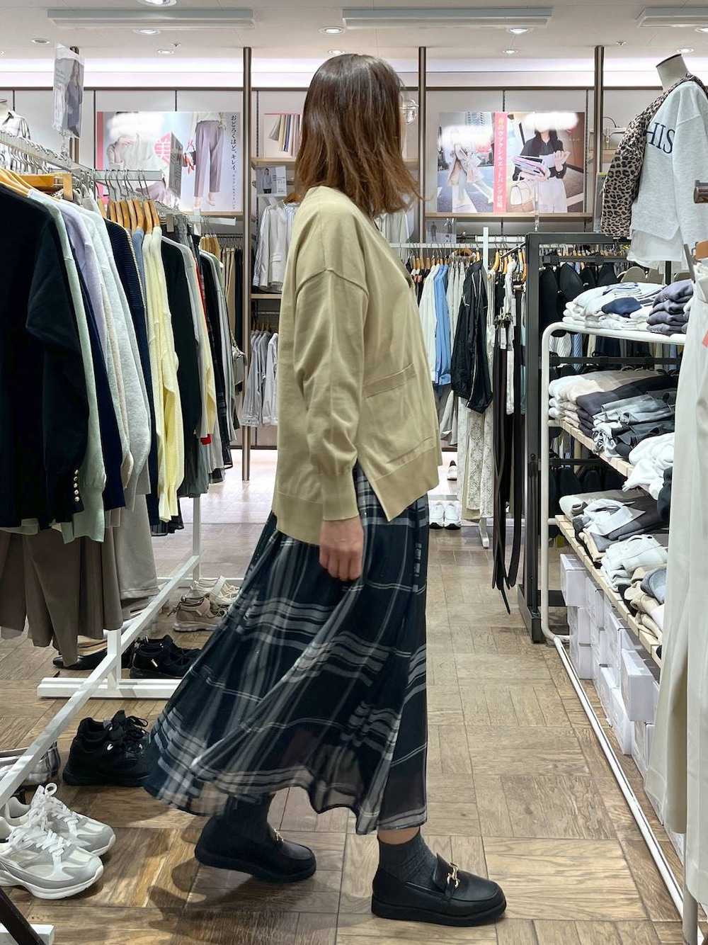 「高身長、体型カバー、ナチュラル、デート/ロマンティック、楽ちんコーデ、着痩せ、旅行、GLOBAL WORK、サマ見え_GLOBAL WORK、着痩せ・細見え、厚底シューズ、ローファー、夏コーデ、春コーデ、スカート」｜「GLOBAL WORKのエアかる厚底ローファー/136031（ローファー、ブラック系）」を使った、nibakeryさん（レディース・168cm）の春コーディネートの1枚目の写真