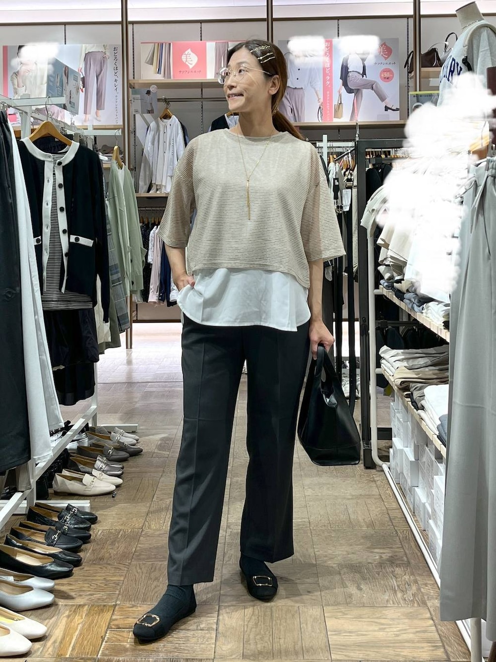 「高身長、体型カバー、ナチュラル、デート/ロマンティック、楽ちんコーデ、着痩せ、旅行、GLOBAL WORK、サマ見え_GLOBAL WORK、着痩せ・細見え、ショルダーバッグ、パンプス、フラットシューズ、シアートップス、夏コーデ」｜「GLOBAL WORKのステンレスバーネックレス/160620（ネックレス、イエロー系）」を使った、nibakeryさん（レディース・168cm）の春コーディネートの1枚目の写真