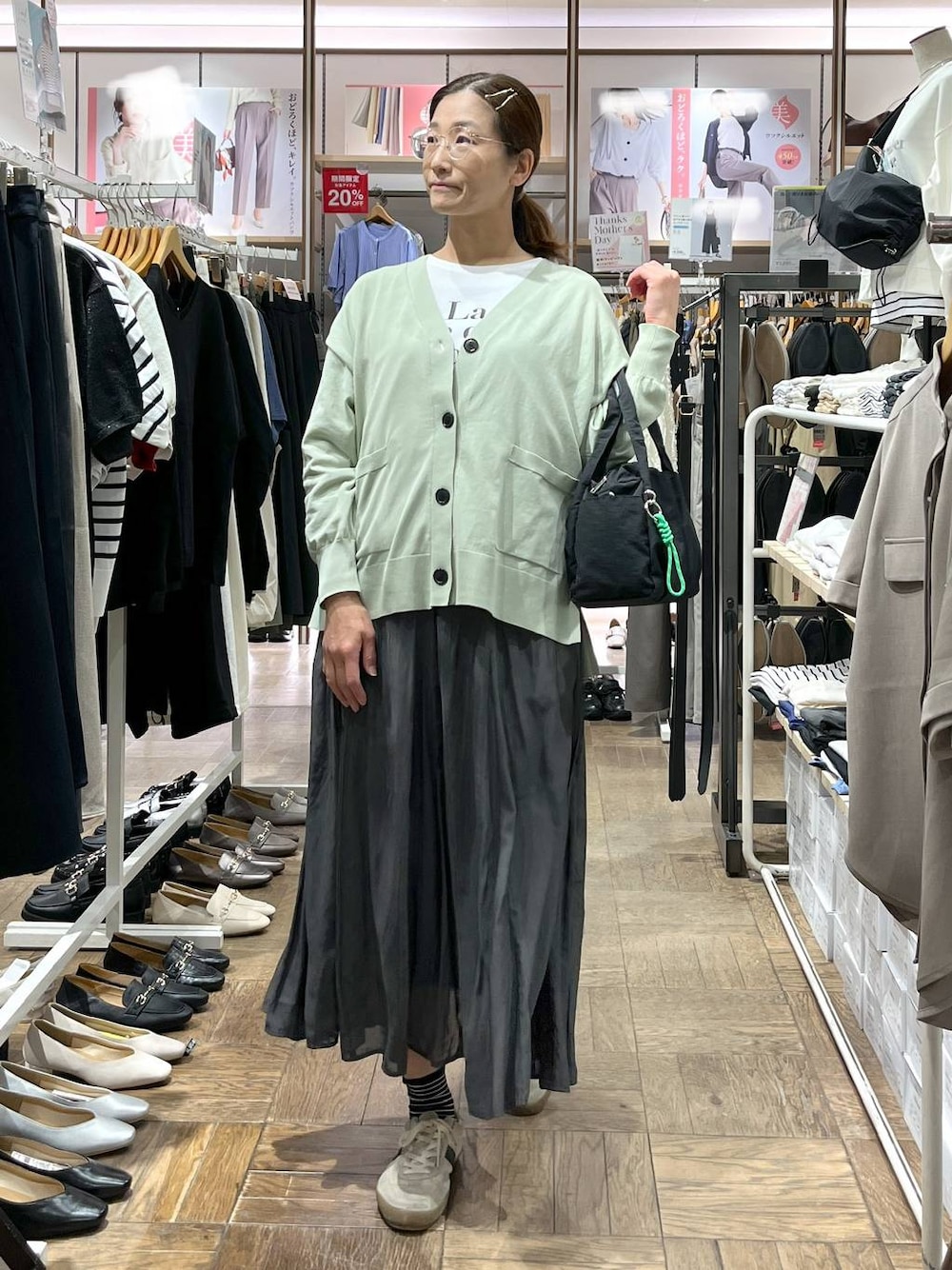 「楽ちんコーデ、着痩せ、GLOBAL WORK、サマ見え_GLOBAL WORK、高身長、体型カバー、ナチュラル、デート/ロマンティック、旅行、着痩せ・細見え、春コーデ、ロンT、ニット、カーディガン、スニーカー」｜「GLOBAL WORKのエアかるクラシックスニーカー/135751（スニーカー、ベージュ系）」を使った、nibakeryさん（レディース・168cm）の春コーディネートの1枚目の写真