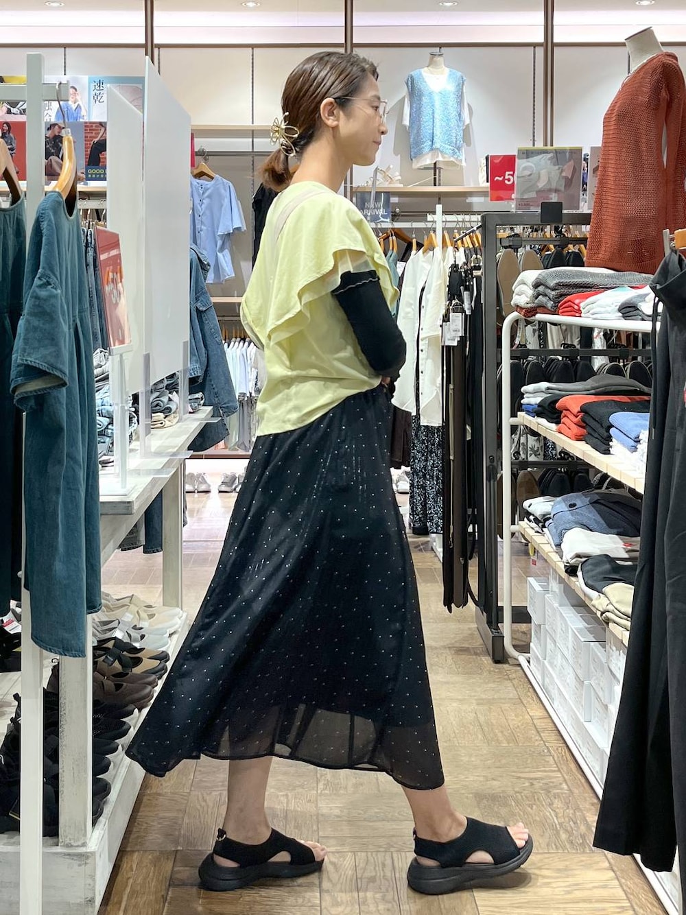 「旅行、高身長、体型カバー、ナチュラル、楽ちんコーデ、デート/ロマンティック、着痩せ、GLOBAL WORK、サマ見え_GLOBAL WORK、着痩せ・細見え、ヘアアクセサリー、夏コーデ、スカート、タンクトップ、Tシャツ」｜「GLOBAL WORKのニュアンスメタルヘアバンス/145132（バレッタ/ヘアクリップ、ゴールド系）」を使った、nibakeryさん（レディース・168cm）の夏コーディネートの1枚目の写真