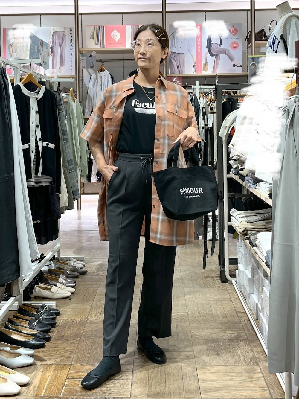 「デート/ロマンティック、楽ちんコーデ、着痩せ、旅行、GLOBAL WORK、サマ見え_GLOBAL WORK、バレエシューズ、パンツ、高身長、体型カバー、ナチュラル、着痩せ・細見え、ネックレス、夏コーデ、ワンピース」｜「GLOBAL WORKのらくっション撥水バレエ/135873（バレエシューズ、ブラック系）」を使った、nibakeryさん（レディース・168cm）の春コーディネートの1枚目の写真
