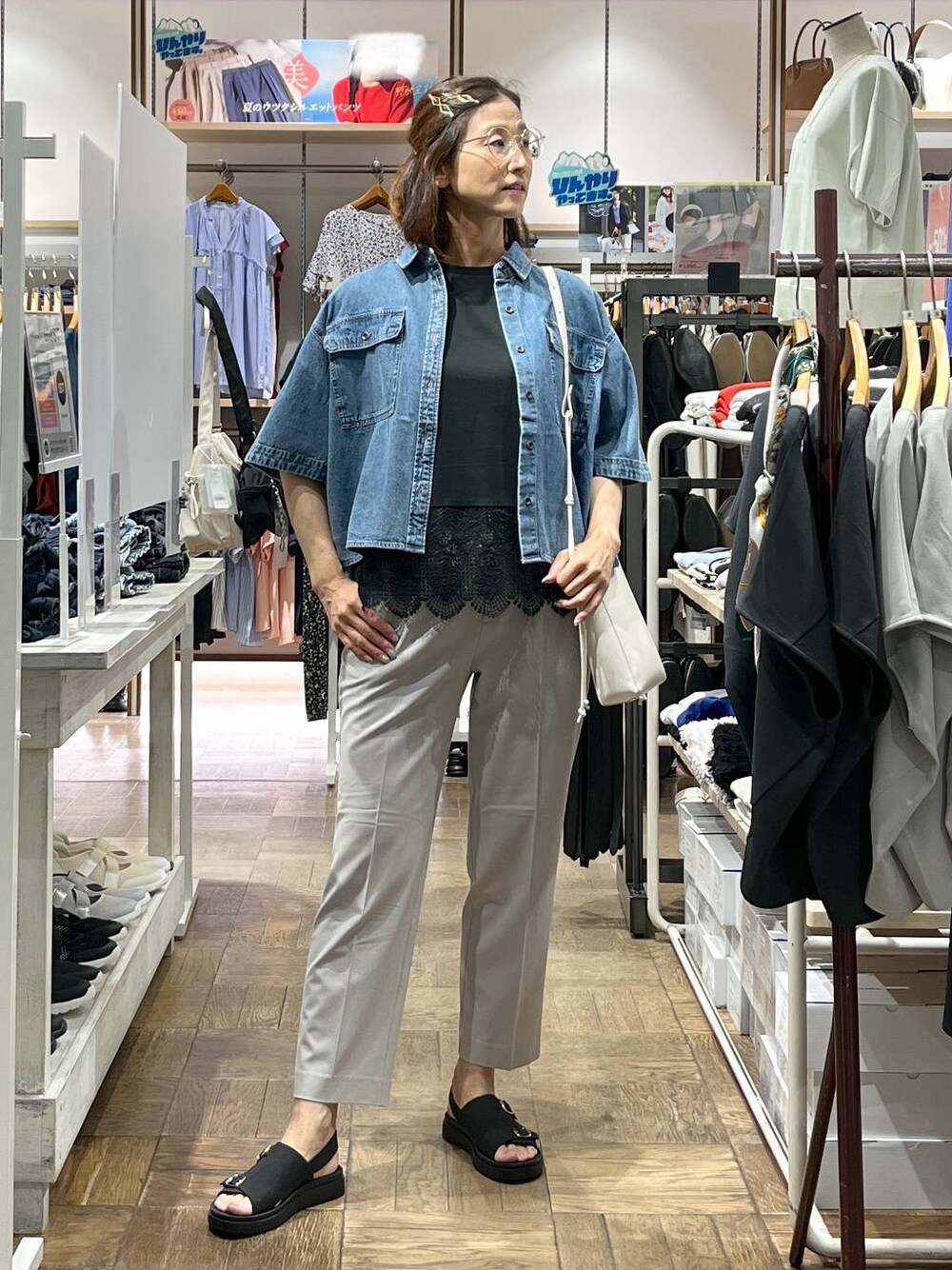 「GLOBAL WORK、サマ見え_GLOBAL WORK、着痩せ・細見え、高身長、体型カバー、ナチュラル、デート/ロマンティック、楽ちんコーデ、着痩せ、旅行、デニムシャツ、GOOD DENIM_GLOBAL WORK、ウツクシルエット_GLOBAL WORK、ウツクシルエットパンツ_GLOBAL WORK、テーパードパンツ」｜「GLOBAL WORKのGOODデニムシャツ半袖/288639（シャツ/ブラウス、ブルー系）」を使った、nibakeryさん（レディース・168cm）の夏コーディネートの1枚目の写真