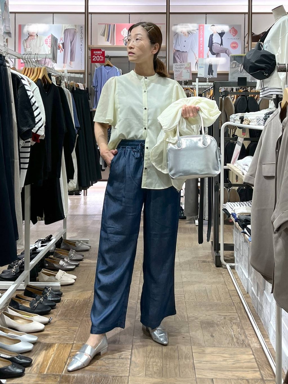 「体型カバー、ナチュラル、デート/ロマンティック、楽ちんコーデ、GLOBAL WORK、サマ見え_GLOBAL WORK、着痩せ・細見え、フラットシューズ、ブルゾン、シアートップス、着痩せ、旅行、高身長、リラックス、ワイドパンツ」｜「GLOBAL WORKのスペ軽2WAYスクエアボストン/252305（ボストンバッグ、グレー系）」を使った、nibakeryさん（レディース・168cm）の春コーディネートの1枚目の写真