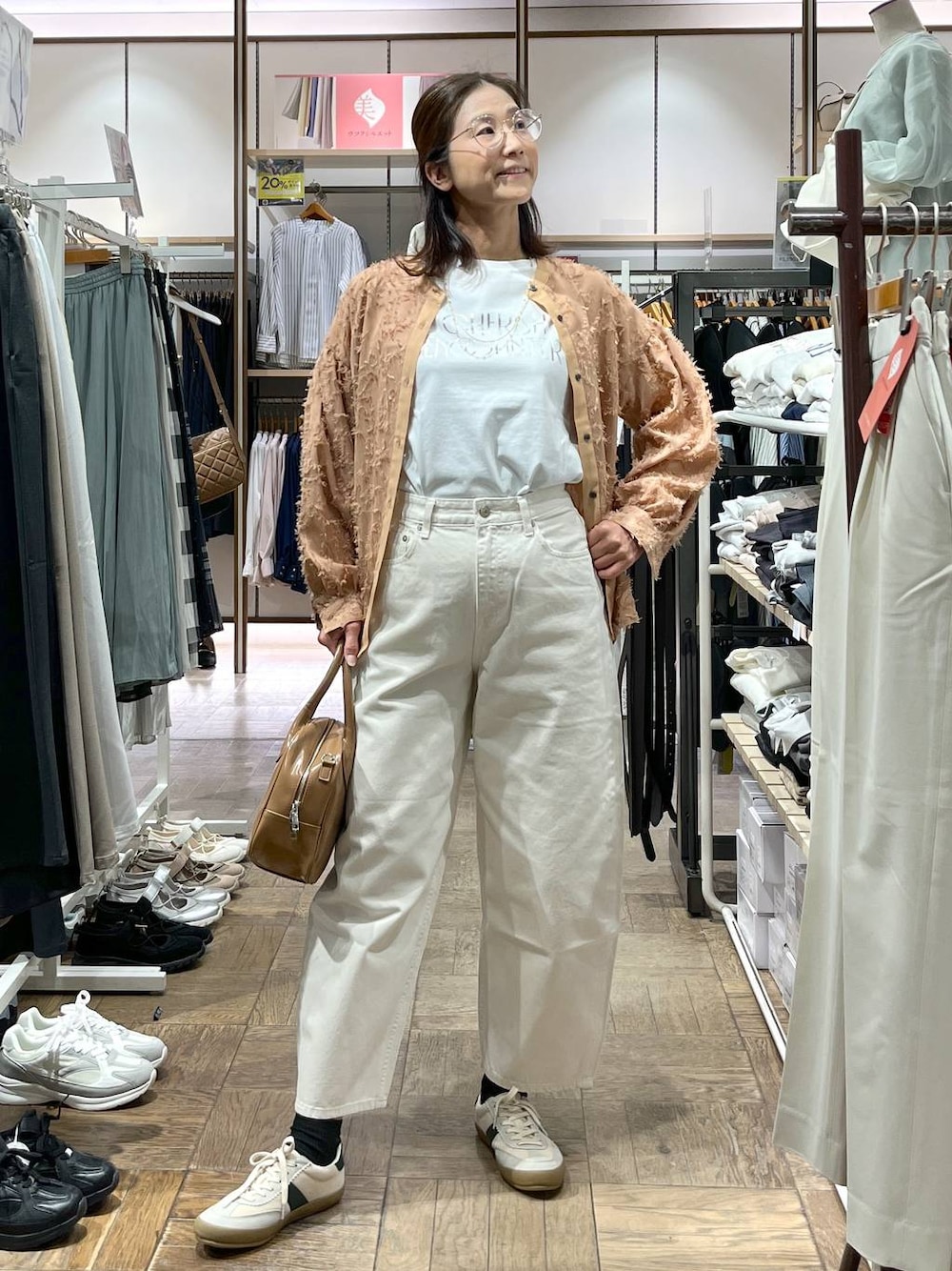 「高身長、体型カバー、ナチュラル、デート/ロマンティック、楽ちんコーデ、着痩せ、旅行、GLOBAL WORK、サマ見え_GLOBAL WORK、着痩せ・細見え、スニーカー、デニムパンツ、GOOD DENIM_GLOBAL WORK、ネックレス、ボストンバッグ」｜「GLOBAL WORKのエアかるクラシックスニーカー/135751（スニーカー、ベージュ系）」を使った、nibakeryさん（レディース・168cm）の春コーディネートの1枚目の写真