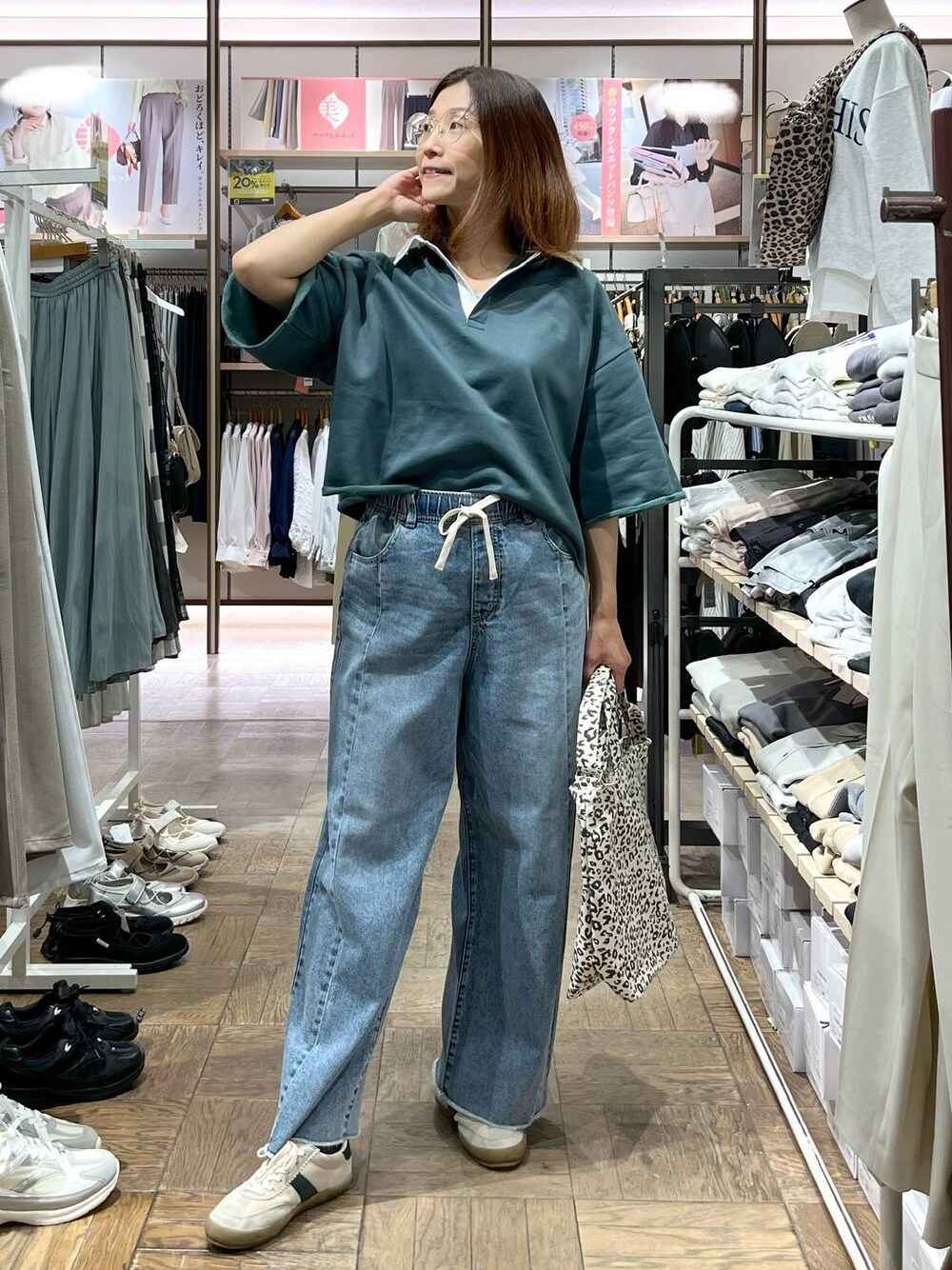 「着痩せ、高身長、体型カバー、ナチュラル、デート/ロマンティック、楽ちんコーデ、旅行、GLOBAL WORK、サマ見え_GLOBAL WORK、着痩せ・細見え、スウェット、スニーカー、デニムパンツ、トートバッグ、タンクトップ」｜「GLOBAL WORKのエアかるクラシックスニーカー/135751（スニーカー、ベージュ系）」を使った、nibakeryさん（レディース・168cm）の春コーディネートの1枚目の写真
