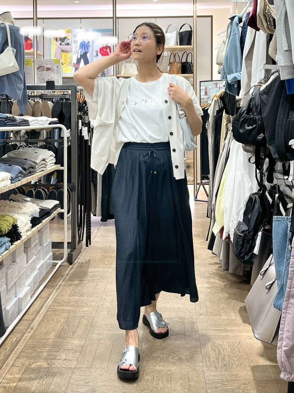 「高身長、体型カバー、ナチュラル、デート/ロマンティック、楽ちんコーデ、着痩せ、旅行、GLOBAL WORK、サマ見え_GLOBAL WORK、着痩せ・細見え、カーディガン、ニット、夏コーデ、スカーフ、Tシャツ」｜「GLOBAL WORKのリッチクリーンプリントT半袖/147640（Tシャツ/カットソー、ホワイト系）」を使った、nibakeryさん（レディース・168cm）の夏コーディネートの1枚目の写真