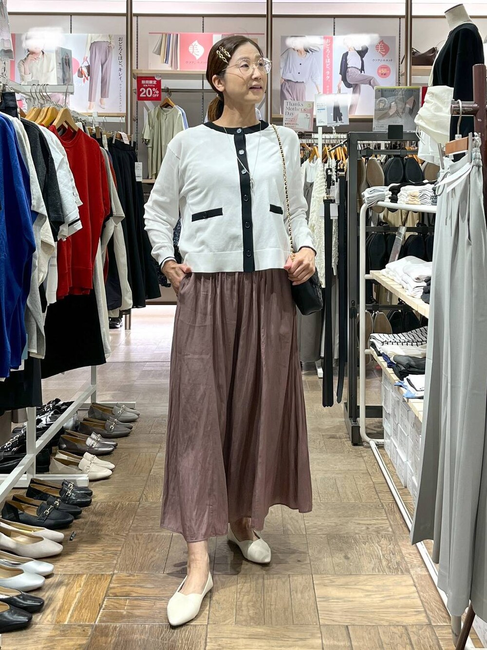 「高身長、体型カバー、ナチュラル、デート/ロマンティック、楽ちんコーデ、着痩せ、旅行、GLOBAL WORK、サマ見え_GLOBAL WORK、着痩せ・細見え、さらさらリラックス_GLOBAL WORK、ワイドパンツ、ショルダーバッグ、フラットシューズ、カーディガン」｜「GLOBAL WORKのさらさらリラックスフレアワイドパンツ/147675（その他パンツ、ピンク系）」を使った、nibakeryさん（レディース・168cm）の春コーディネートの1枚目の写真