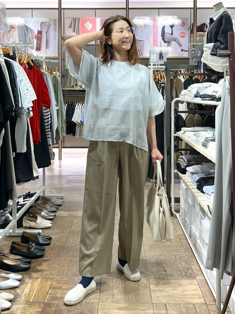 「高身長、体型カバー、ナチュラル、デート/ロマンティック、楽ちんコーデ、着痩せ、旅行、GLOBAL WORK、サマ見え_GLOBAL WORK、着痩せ・細見え、夏コーデ、Tシャツ、ショルダーバッグ、フラットシューズ、ワイドパンツ」｜「GLOBAL WORKのスペ軽5ROOM2WAYショルダー/286829（ショルダーバッグ、ホワイト系）」を使った、nibakeryさん（レディース・168cm）の春コーディネートの1枚目の写真