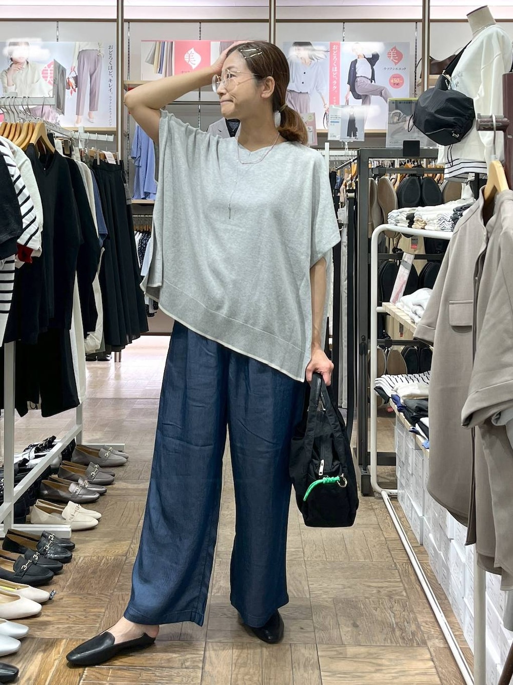 「高身長、体型カバー、ナチュラル、デート/ロマンティック、楽ちんコーデ、着痩せ、旅行、GLOBAL WORK、サマ見え_GLOBAL WORK、着痩せ・細見え、フラットシューズ、ポンチョ、ニット、トートバッグ、デニムパンツ」｜「GLOBAL WORKのらくっション踏めるバブーシュ/136007（その他シューズ、ブラック系）」を使った、nibakeryさん（レディース・168cm）の春コーディネートの1枚目の写真