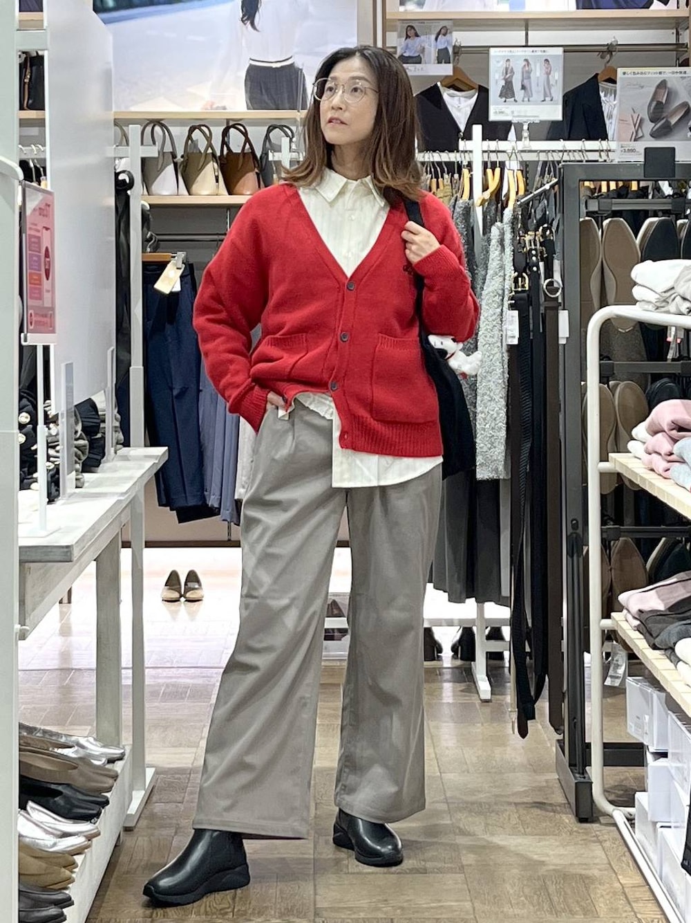 ブラウン系のその他パンツ、ブラック系のブーツ、レッド系のカーディガン/ボレロを着用したレディースの秋コーディネートの1枚目の写真