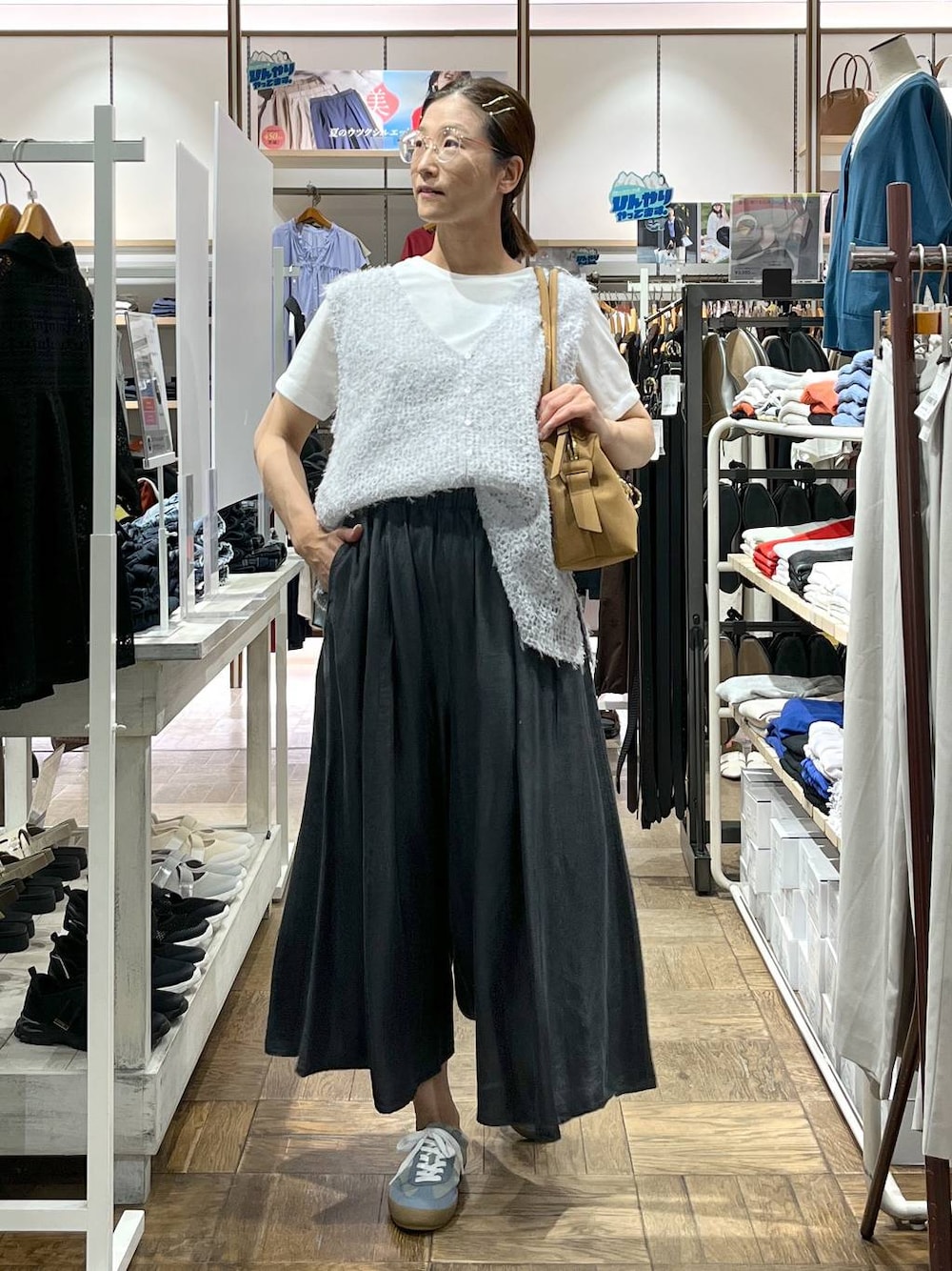「ナチュラル、着痩せ・細見え、高身長、体型カバー、デート/ロマンティック、楽ちんコーデ、着痩せ、旅行、GLOBAL WORK、サマ見え_GLOBAL WORK、スニーカー、ベスト、Tシャツ、ボストン、ワイドパンツ」｜「GLOBAL WORKのエアかるクラシックスニーカー/135751（スニーカー、ベージュ系）」を使った、nibakeryさん（レディース・168cm）の夏コーディネートの1枚目の写真