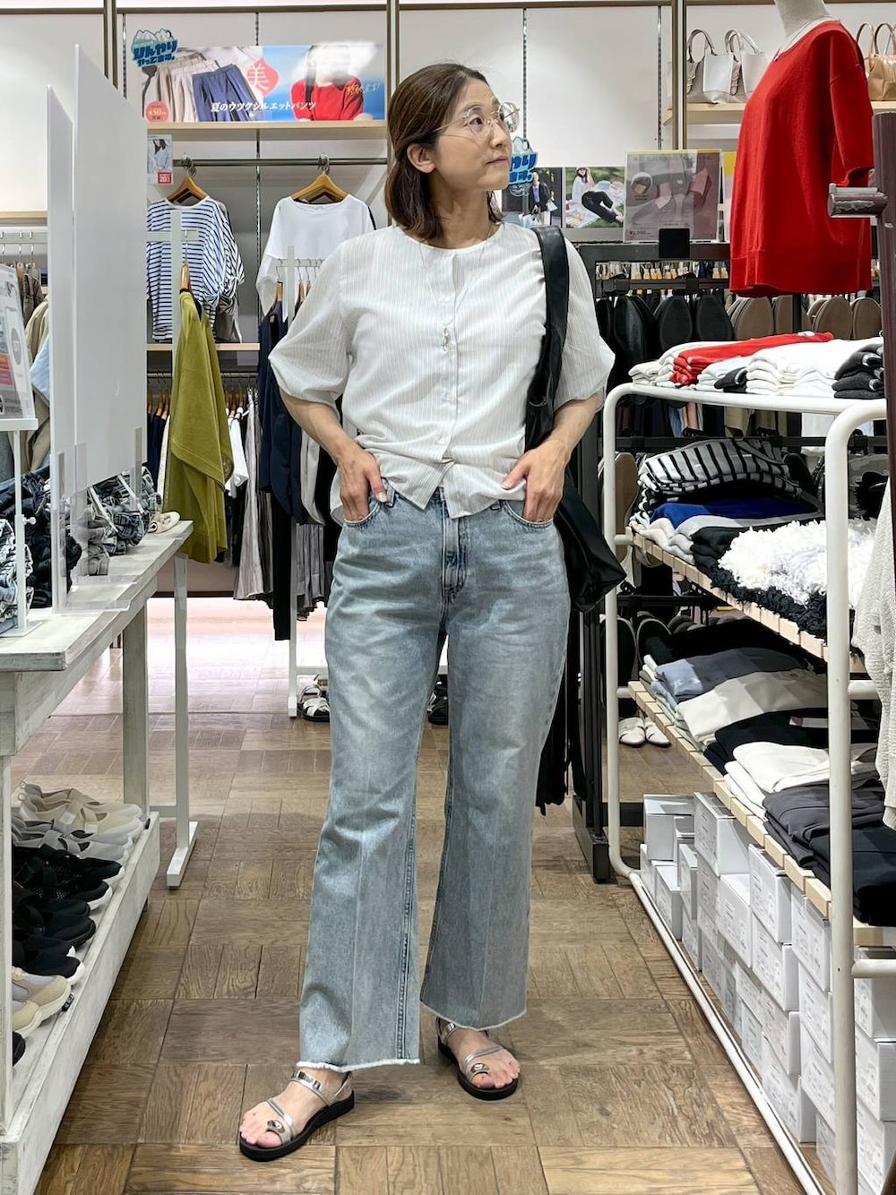 「高身長、体型カバー、ナチュラル、デート/ロマンティック、楽ちんコーデ、着痩せ、旅行、GLOBAL WORK、サマ見え_GLOBAL WORK、着痩せ・細見え、夏コーデ、デニムパンツ、フレアパンツ、ネックレス、シャツ」｜「GLOBAL WORKのGOODデニムフレアパンツ/209743（デニムパンツ、ブルー系）」を使った、nibakeryさん（レディース・168cm）の夏コーディネートの1枚目の写真