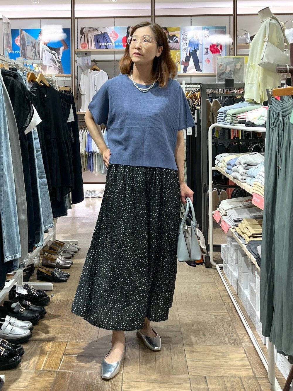「スカーフ、パンプス、フラットシューズ、夏コーデ、さらさらリラックス_GLOBAL WORK、ワイドパンツ、ショルダーバッグ、ニット、ネックレス、着痩せ・細見え、高身長、体型カバー、ナチュラル、デート/ロマンティック、楽ちんコーデ」｜「GLOBAL WORKのらくっション撥水フィットパンプス/135895（パンプス、シルバー系）」を使った、nibakeryさん（レディース・168cm）の春コーディネートの1枚目の写真