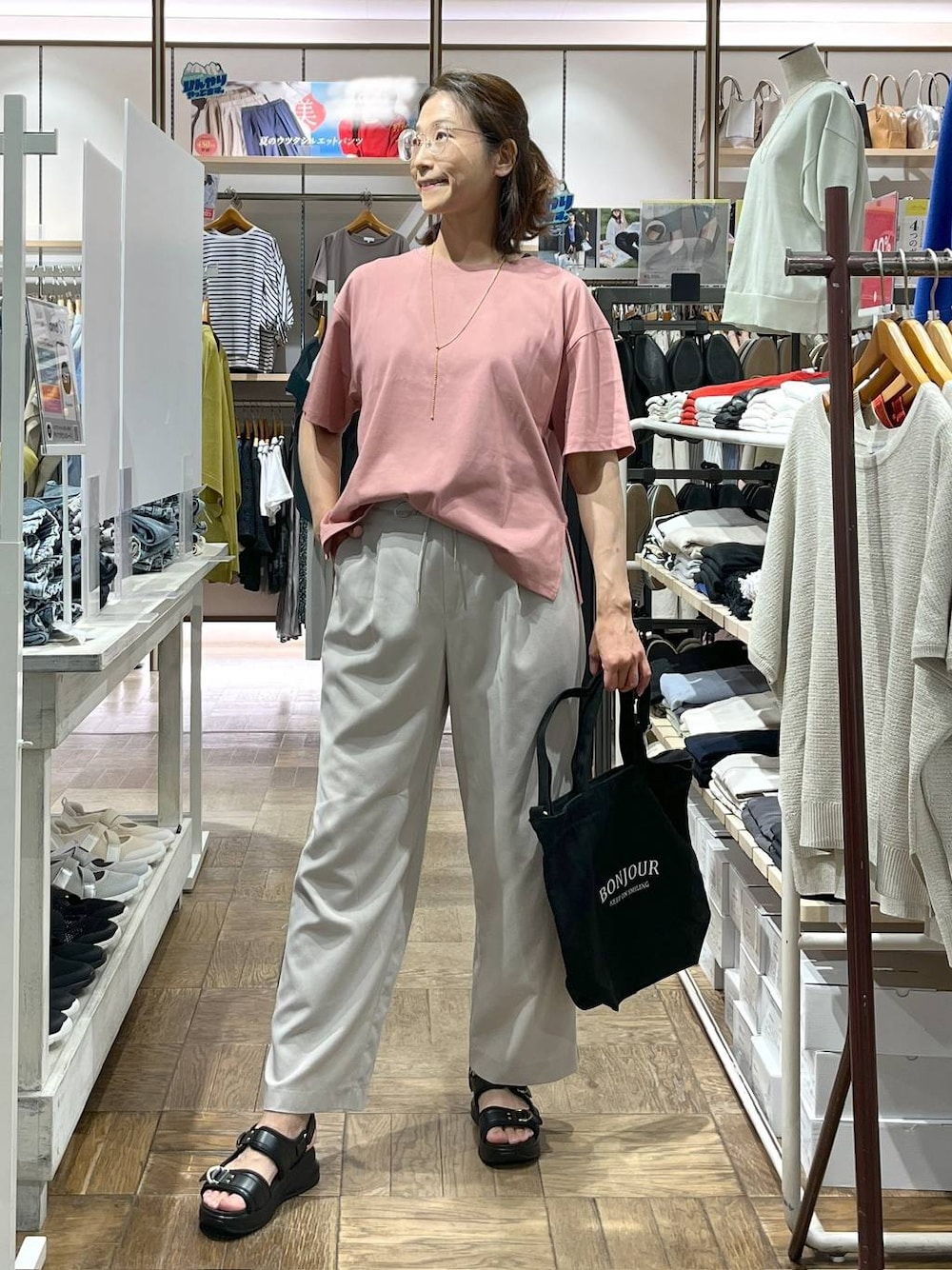 「高身長、体型カバー、ナチュラル、デート/ロマンティック、楽ちんコーデ、着痩せ、旅行、GLOBAL WORK、サマ見え_GLOBAL WORK、着痩せ・細見え、セールコーデ、Tシャツ、ネックレス、トートバッグ、タンクトップ」｜「GLOBAL WORKのロゴキャンバス2WAYトート/ 286153（トートバッグ、ブラック系）」を使った、nibakeryさん（レディース・168cm）の夏コーディネートの1枚目の写真